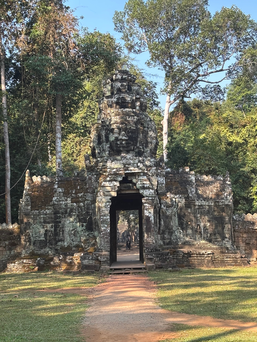 Вход в храм — порог между прошлым и настоящим, где история встречается с тайной.