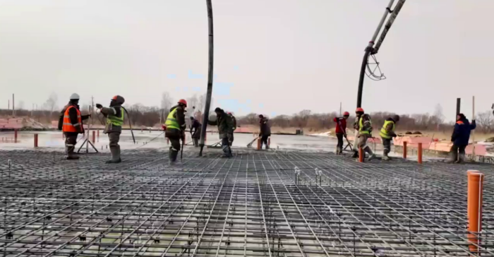 Специальные машины под давлением заливают бетон дорогих марок в фундамент федерального Центра / скриншот кадра видео телеграм-канал Мария Костюк