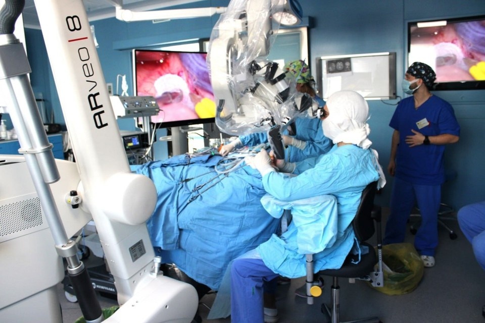    Новый операционный микроскоп пока является единственным в стране. Фото: пресс-служба Минздрава Свердловской области