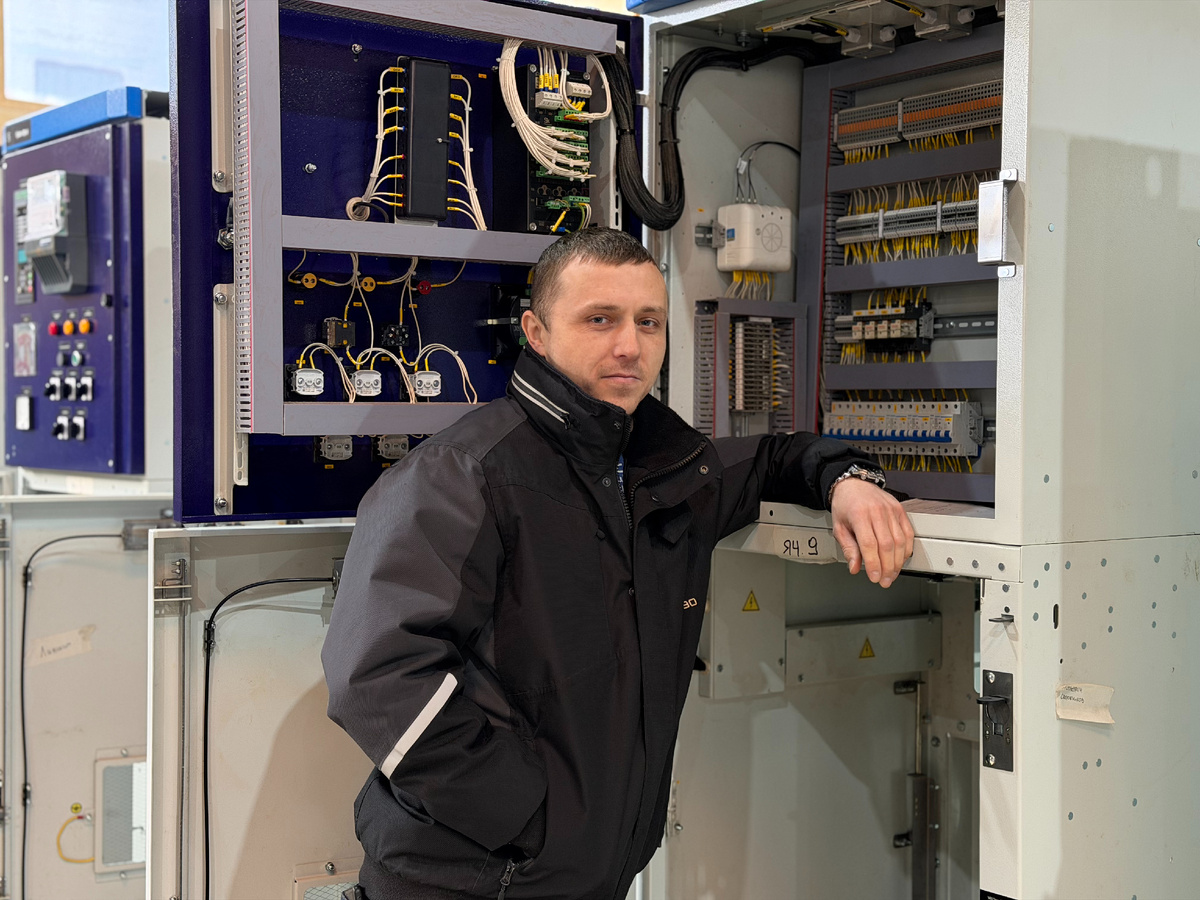 Начальник сборочного участка Челябинского завода электрооборудования Максим Мок