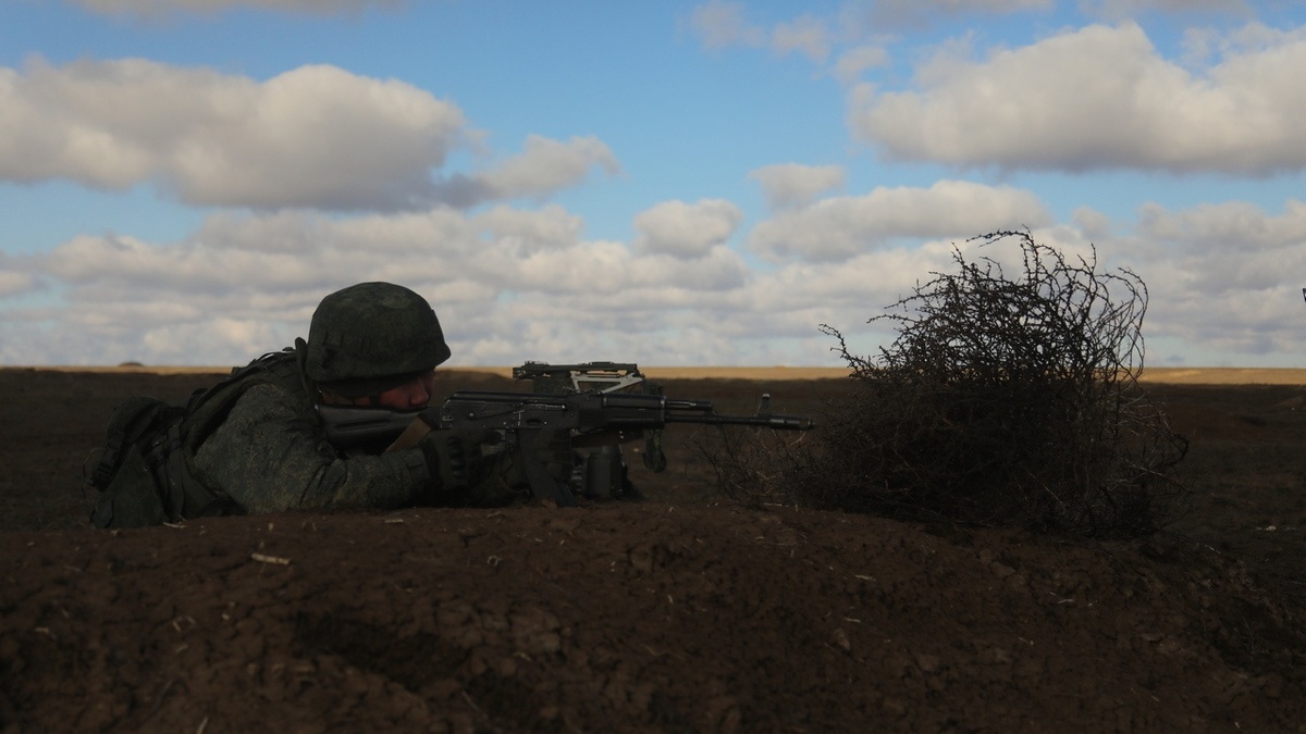   Военнослужащие военной базы ЮВО в Южной Осетии отработали штурмовые действия в условиях современного боя.