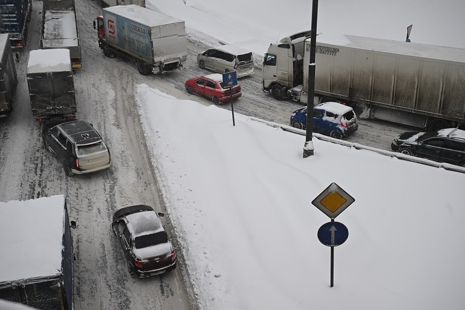    Даже небольшой снег при такой погоде превращается в гололед. Иван МАКЕЕВ