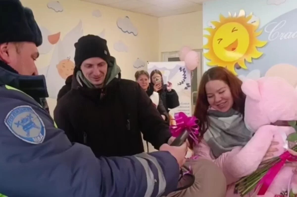    Полицейские экстренно доставили роженицу из села в Южно-Сахалинск