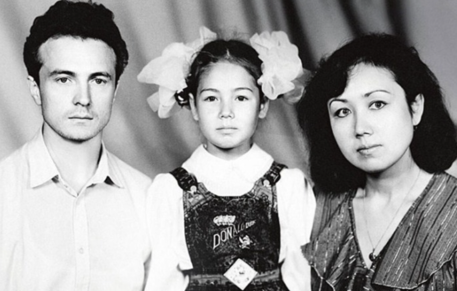 Ляйсан Утяшева в детстве с родителями