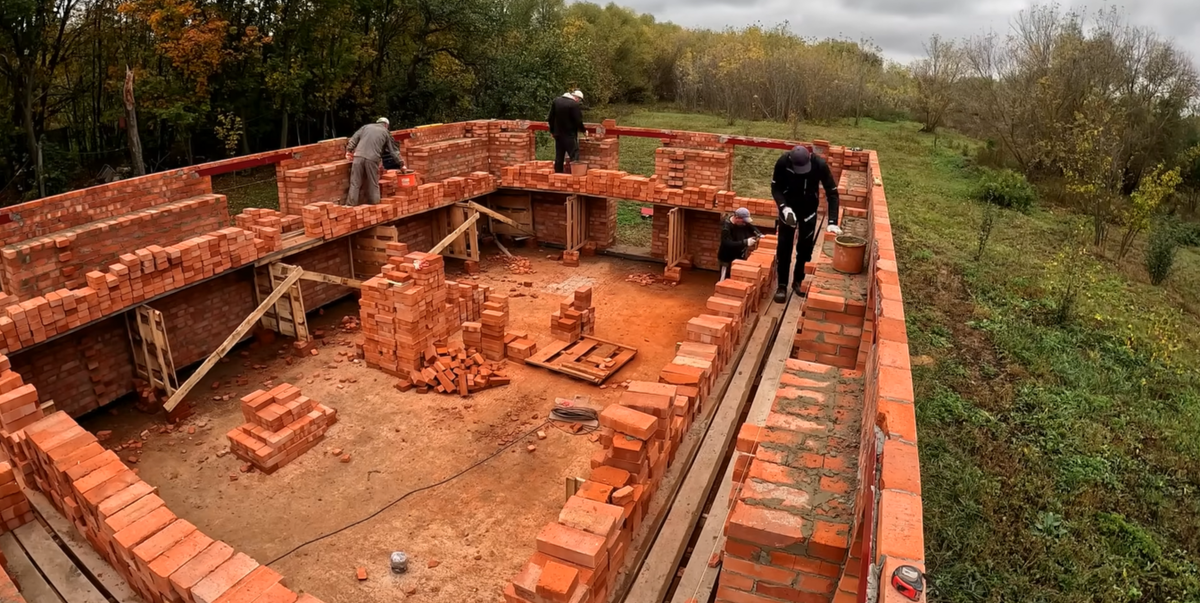 Стоит ли строить кирпичный дом в 2026 году? Комплексный анализ преимуществ и недостатков