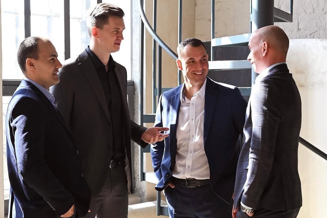    Григорий Афиногенов (второй слева) и Роман Архипов (второй справа) / фото: соцсети