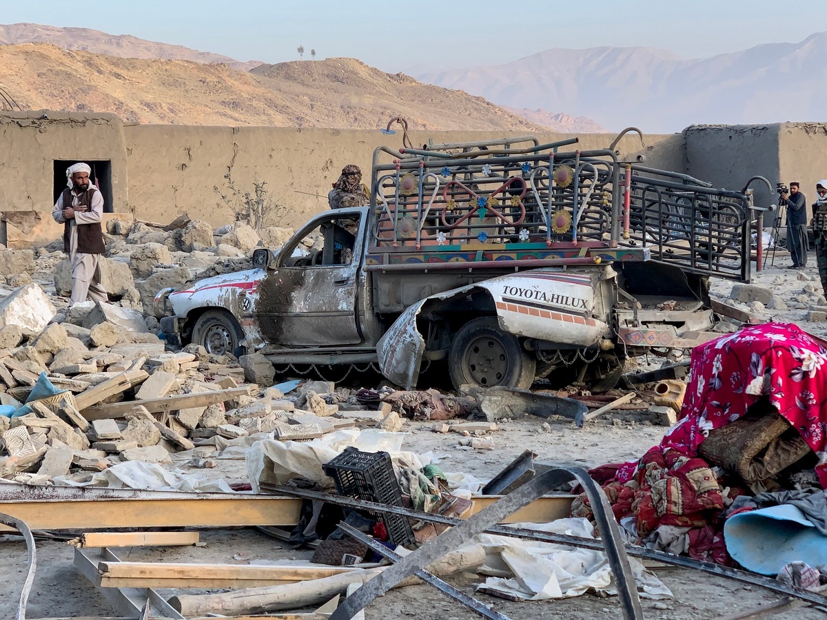    Последствия ночных ударов в приграничной зоне Афганистана.