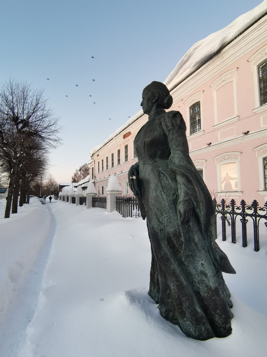 Памятник Мараевой рядом с музеем