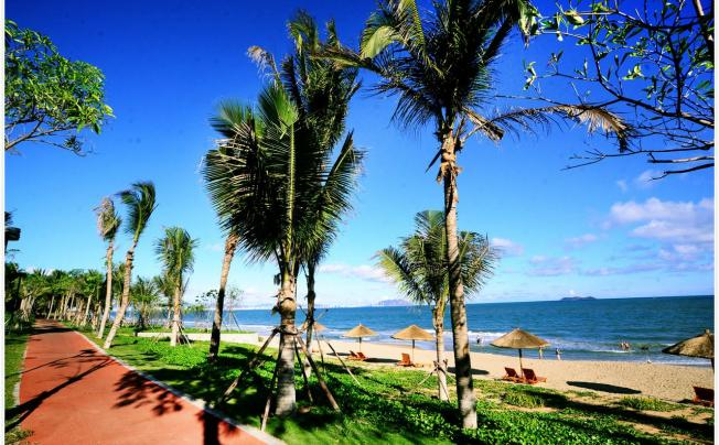 Вид на променад и пляж Санья Бей