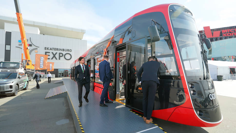 В списке потенциальных участников конкурса такие производители как ООО «ПК Транспортные системы», АО «Усть-Катавский вагоностроительный завод» и холдинг «Синара» (на фото). «Последние вполне возможно, готовы будут достаточно серьезно демпинговать, чтобы загрузить свои производственные мощности».📷Фото: Марина Молдавская / Коммерсантъ