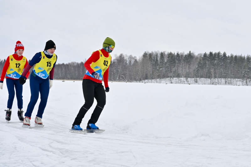    Глава Карелии пробежался на коньках по льду озера Минэкономразвития Карелии / VK