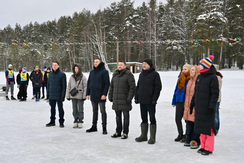    Глава Карелии пробежался на коньках по льду озера Минэкономразвития Карелии / VK