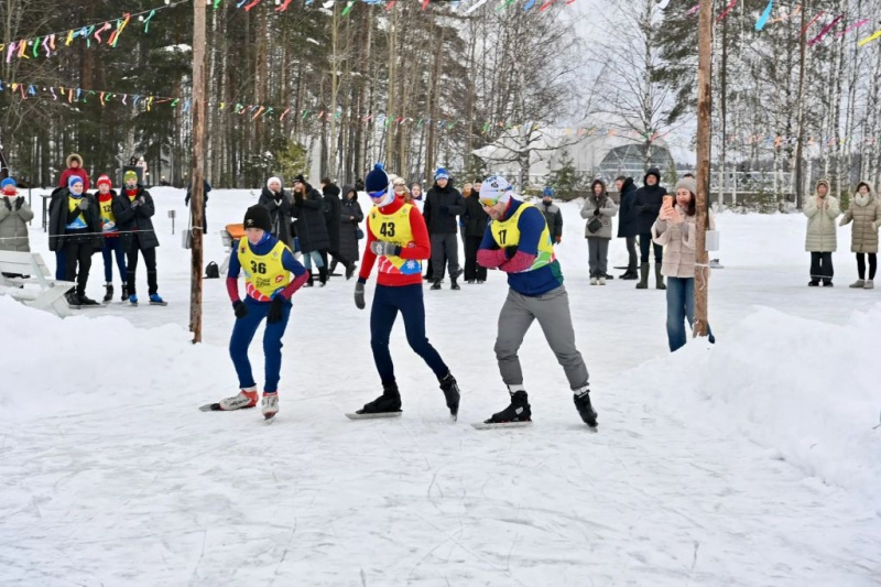    Глава Карелии пробежался на коньках по льду озера Минэкономразвития Карелии / VK