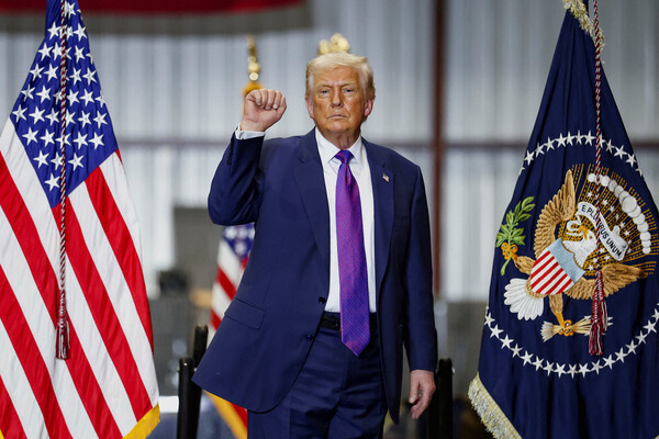 Дональд Трамп 
 
 Нынешний президент США начал появляться на телеэкране еще в конце 80-х. В основном в роли самого себя — миллиардера Дональда Трампа. В 1989-м он снялся в эпизоде фильма «Призраки этого не делают» с Бо Дерек и Энтони Куинном в главных ролях. За свою работу он получил премию «Золотая малина» как худший актер второго плана, но это Трампа не остановило. Он продолжил появляться в рекламных роликах, сериалах и кино. / Kevin Lamarque/Reuters   📷