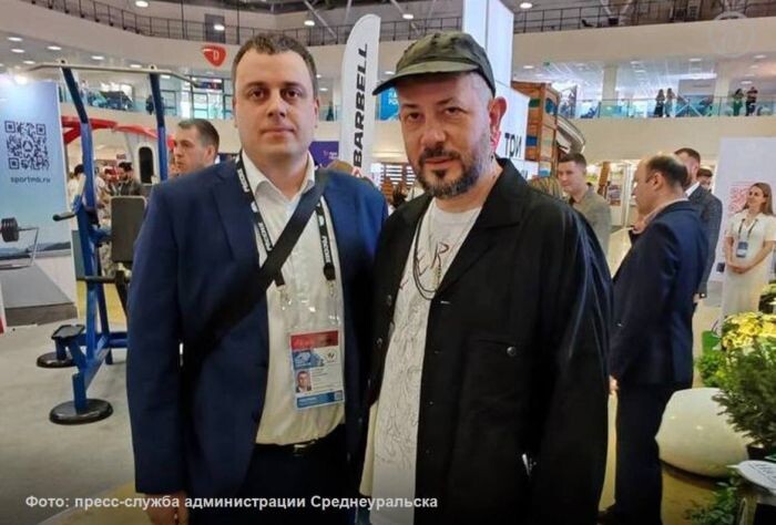    Глава Среднеуральска Алексей Стасенок (слева) с блогером, дизайнером Артемием Лебедевым на мероприятии. Фото: Telegram-канал Подливтика 2.0