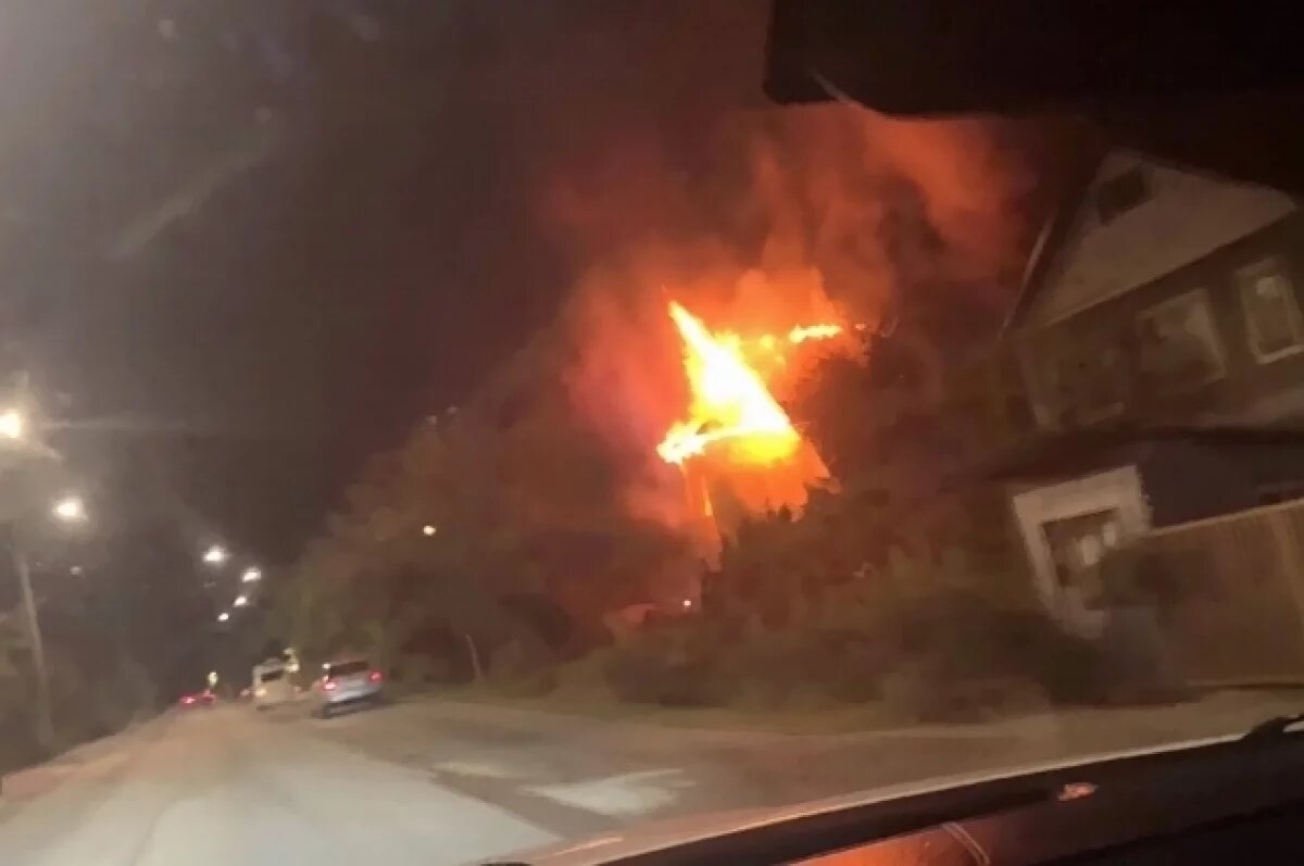    Мощный пожар охватил двухэтажный частный дом в Сочи