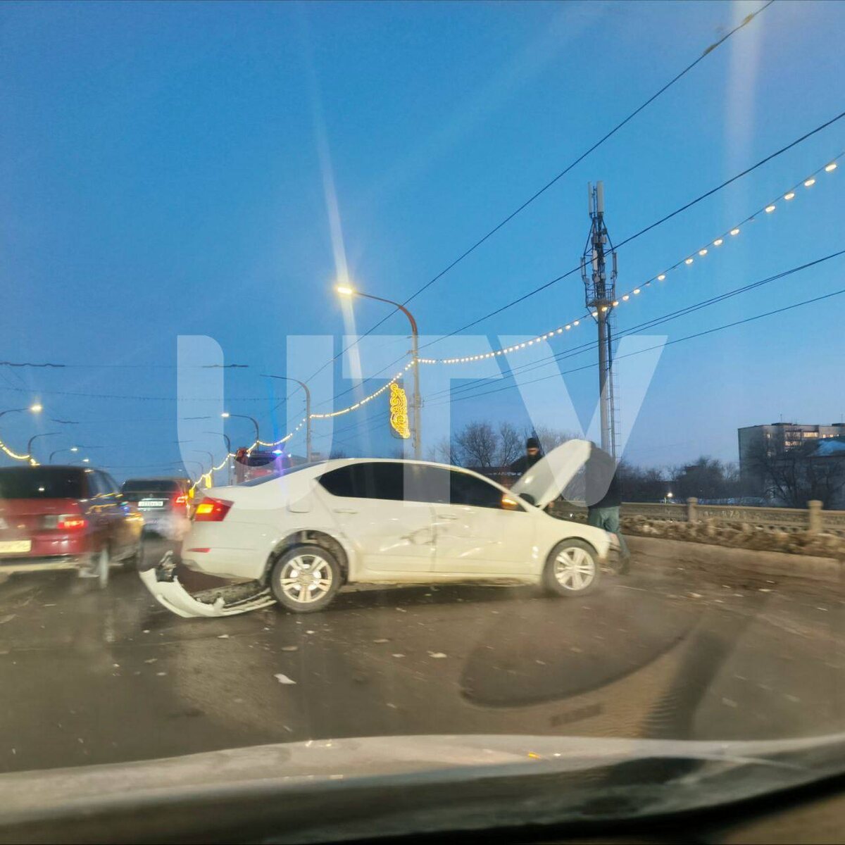    В Оренбурге сразу два серьезных ДТП на мостах — движение парализовано