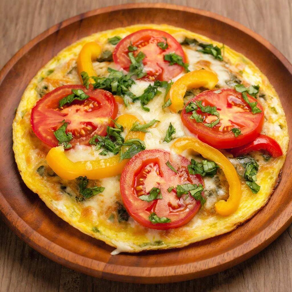 Омлет с кусочками помидоров сладкоко перца зелени и сыра 