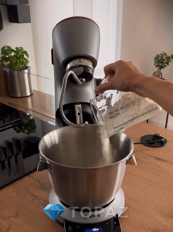 Кухонный комбайн BOSCH. Перед замесом теста на булочки