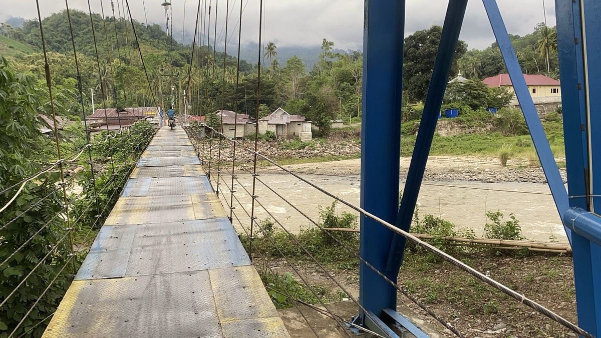 Проехать по этому шатающемуся мосту можно только на мотоцикле 