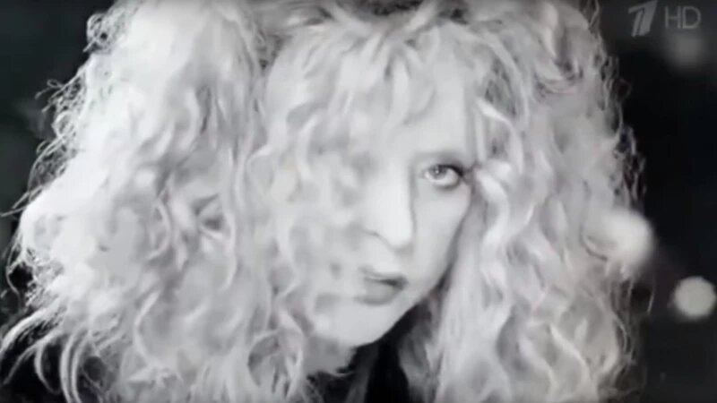     Алла Пугачева в клипе на песню "Я летала". Олег Влади в youtube.com