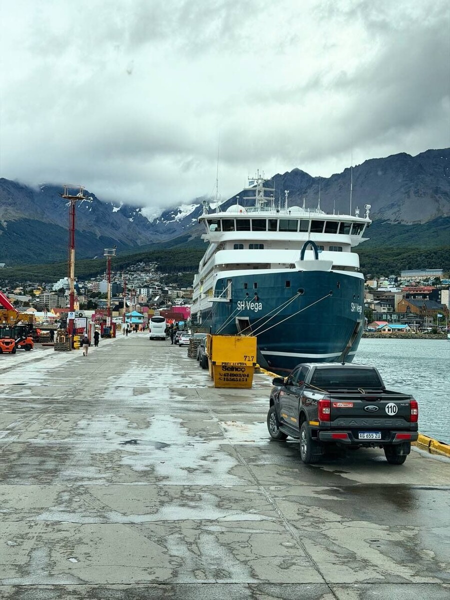    Полина Диброва отправилась с Романом Товстиком в Антарктиду. Источник: t.me/dibrovapolina