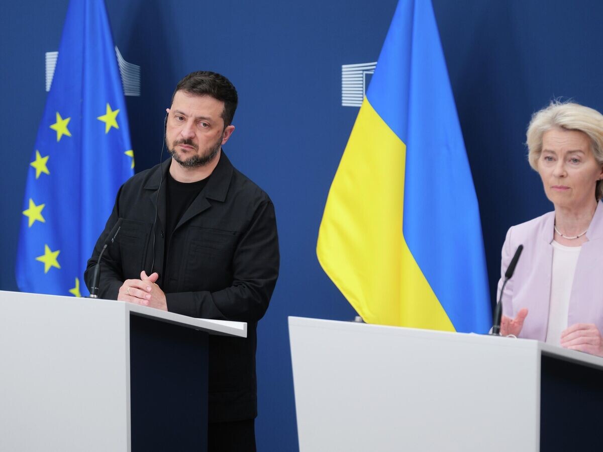    Председатель Европейской комиссии Урсула фон дер Ляйен и Владимир Зеленский во время пресс-конференции в штаб-квартире ЕС в Брюсселе, Бельгия | © AP Photo