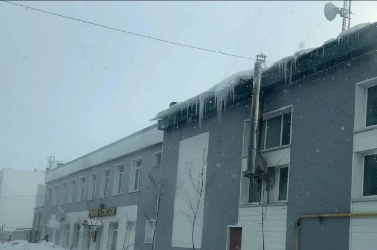    Опасные сосульки и другие нарушения выявили в Южно-Сахалинске