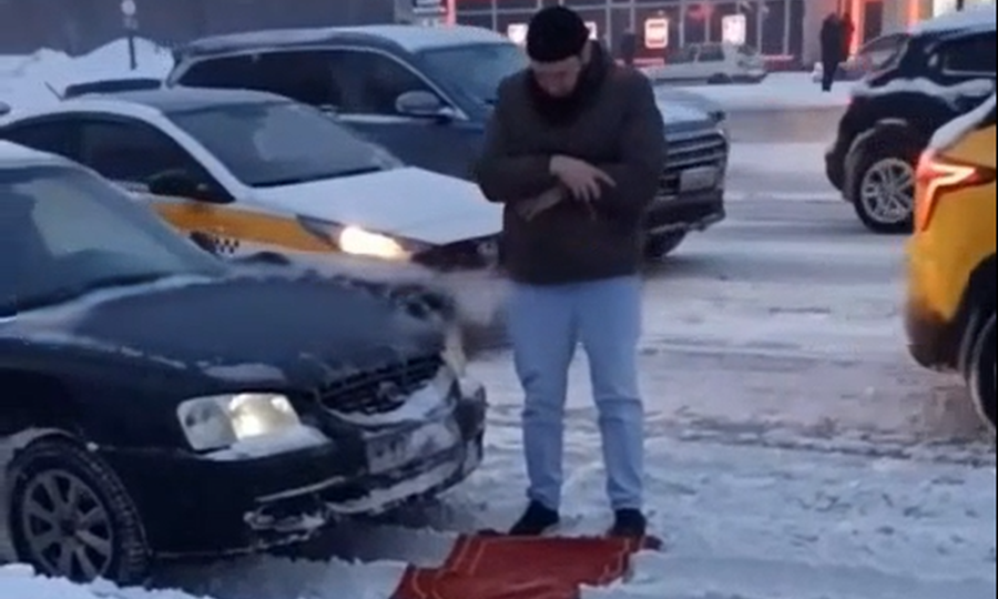 Очередная провокация: водитель устроил намаз на дороге, перекрыв полосу движения в Москве