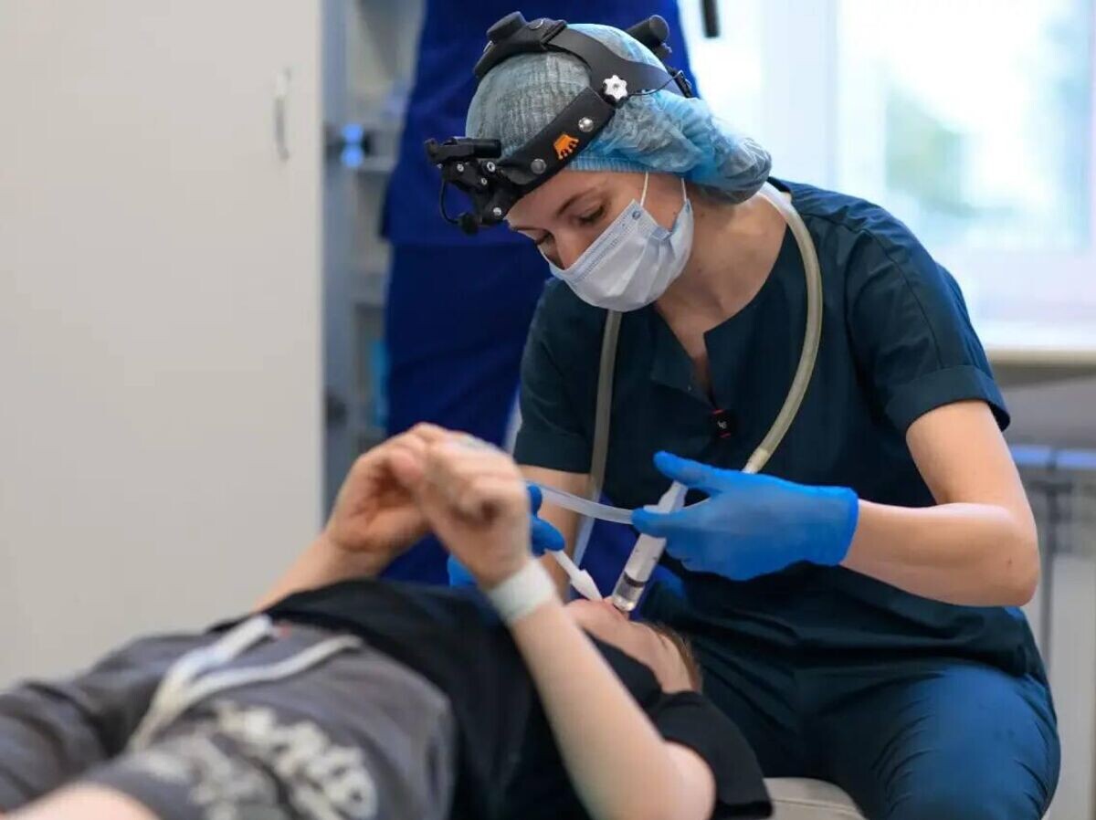    Врач оказывает помощь ребенку, госпитализированному с кровавой рвотой из-за усугубления эрозийного гастрита во Владивостоке | © Фото : Детское здравоохранение Приморья/Telegram