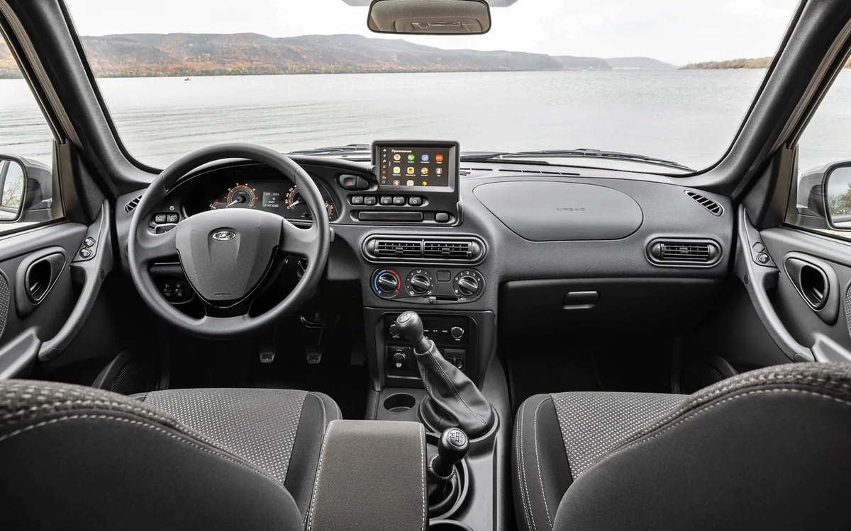 Интерьер получил мультимедийную систему с яндекс навигацией, камеру заднего вида, обогрев лобового стекла