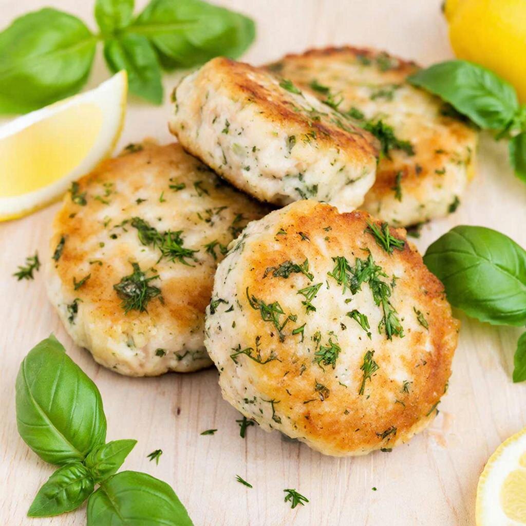 Рыбные котлеты из минтая или трески приправленные зеленью и чесноком 