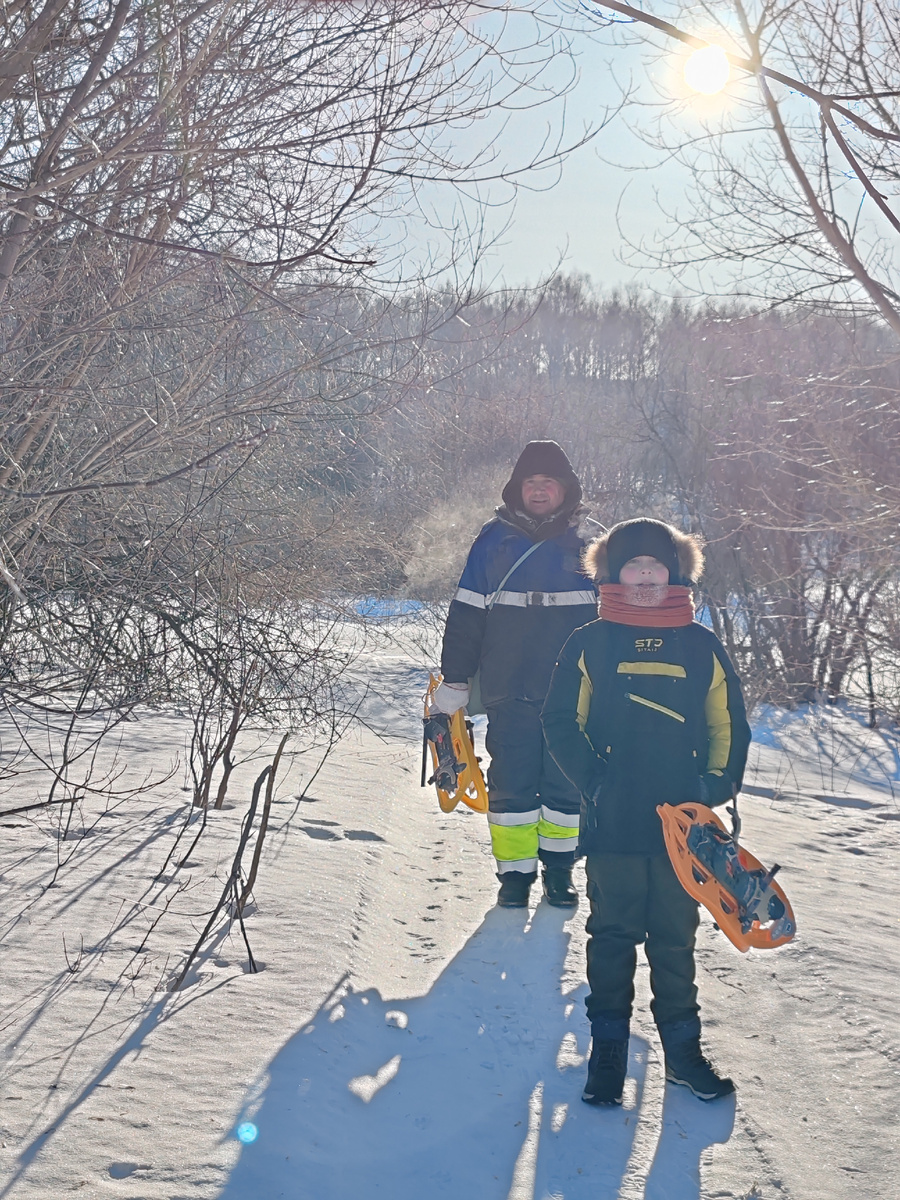В начале пути идет снегоходная дорожка, а потом она уходит в сторону, а мы на реку. 