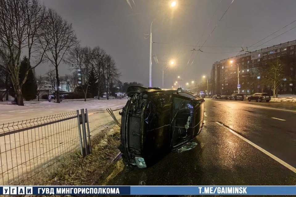    В Минске автомобиль Volkswagen врезался в ограждение и опрокинулся из-за отказавших тормозов. Фото: телеграм-канал УГАИ ГУВД Мингорисполкома