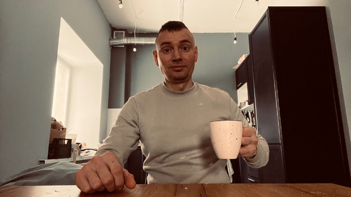 На кухне по утрам за чашкой кофе, читаю статьи находясь с собой в тишине и записываю надиктовывая свои мысли для новых статей