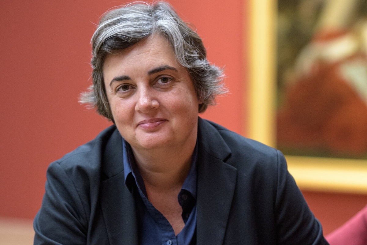     Директор Лувра Лоранс де Кар ушла в отставку после дерзкого ограбления и обвинений в мошенничестве