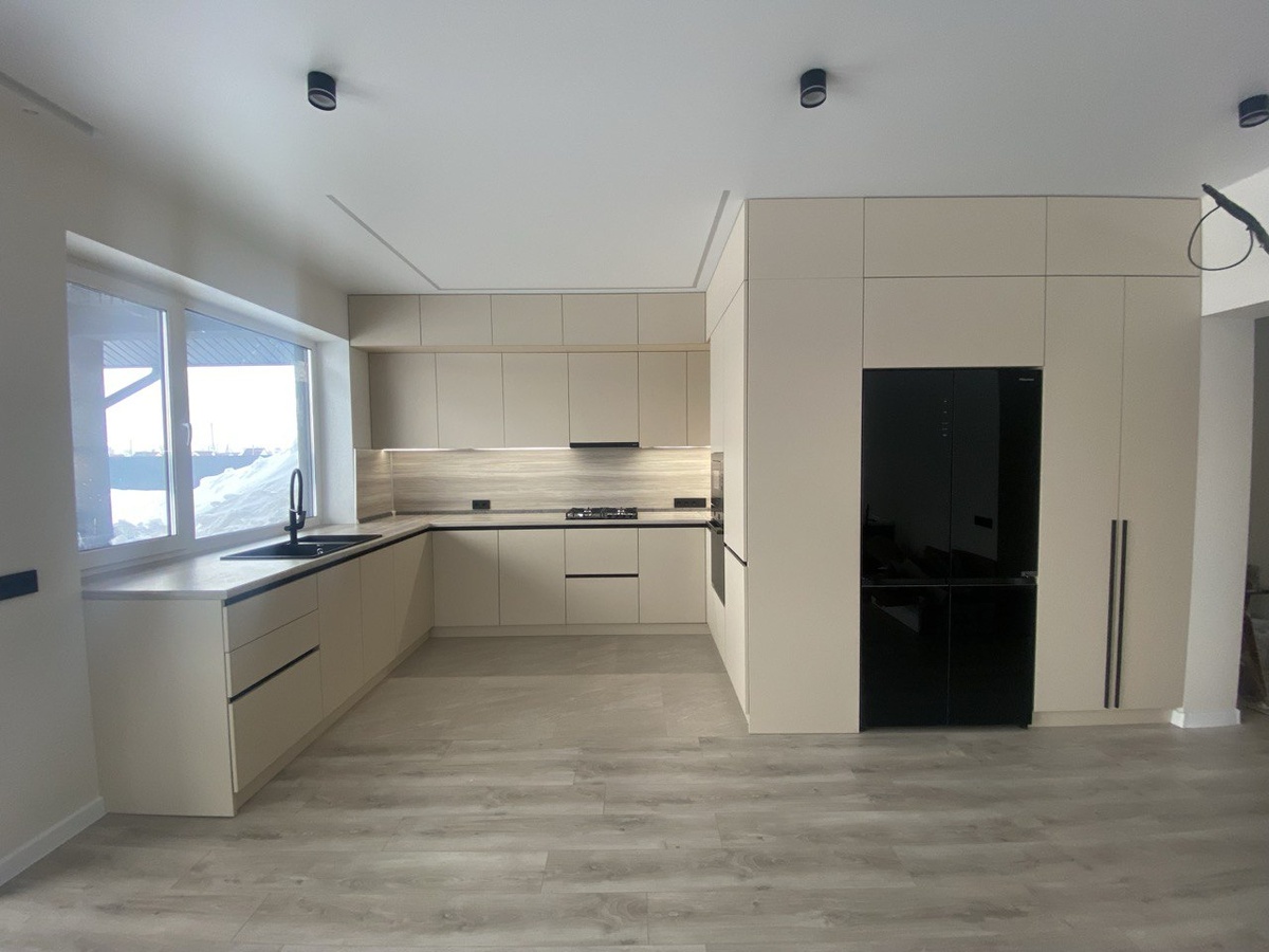 Кухня-гостиная в одном из домов «Звёздного Парка». Здесь уже живут, готовят, встречают гостей. Просторно, светло, продумано до мелочей. Именно так выглядят дома, где кухня становится настоящим сердцем семьи. Хотите так же? Приезжайте, покажем.cottage village Zvyozdny cottage village Zvyozdny Park Bessonovka Penza Region

#кухнягостиная #звёздныйпарк #пенза #домподпензой #интерьер #уют #семья #загороднаяжизнь