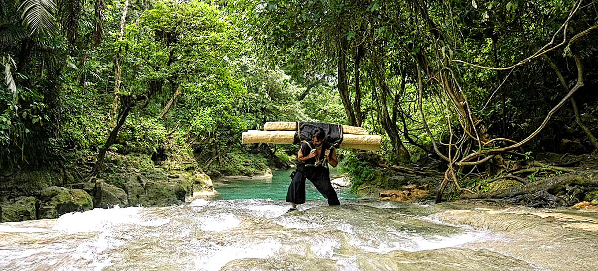 Художник С. Харакирьев. "Ронин на субботнике". Холст, брёвна, дорога, идущая в гору.