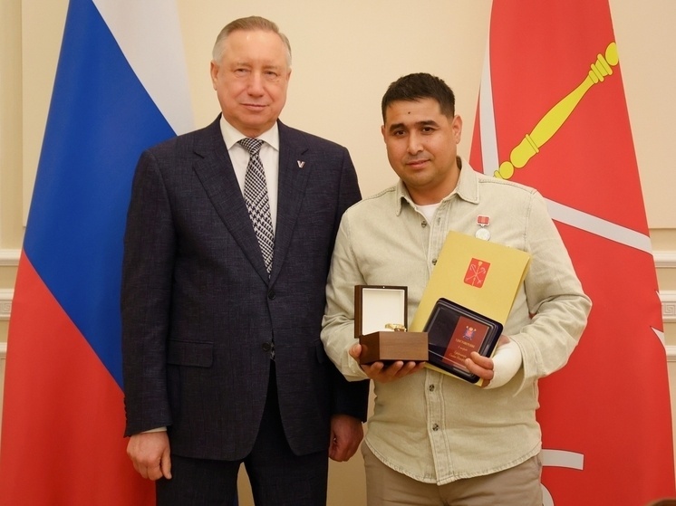 Губернатор Александр Беглов нашрадил Хайрулло Ибадуллаева. Фото: пресс-служба Смольного.