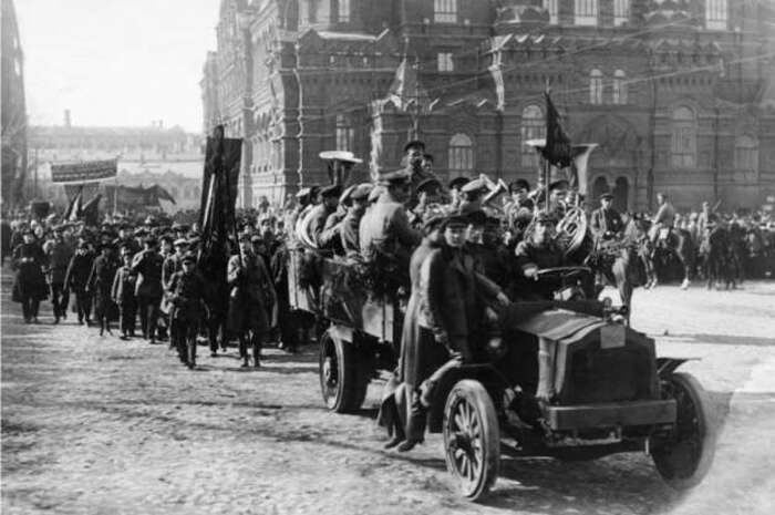Рабочие в сопровождении оркестра на грузовом автомобиле входят на Красную площадь, 1 мая 1918 года