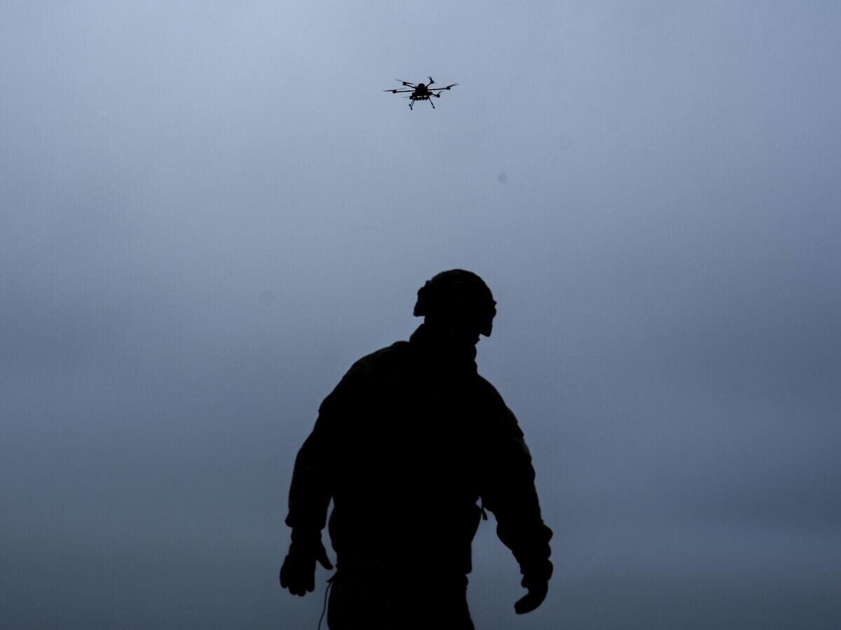    Украинский военный во время запуска беспилотника | © AP Photo / Julia Demaree Nikhinson