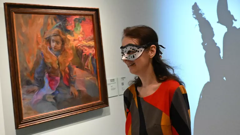 © РИА Новости / Кирилл Каллиников
Посетительница у картины Лебедева "Девочка в маскарадном костюме"