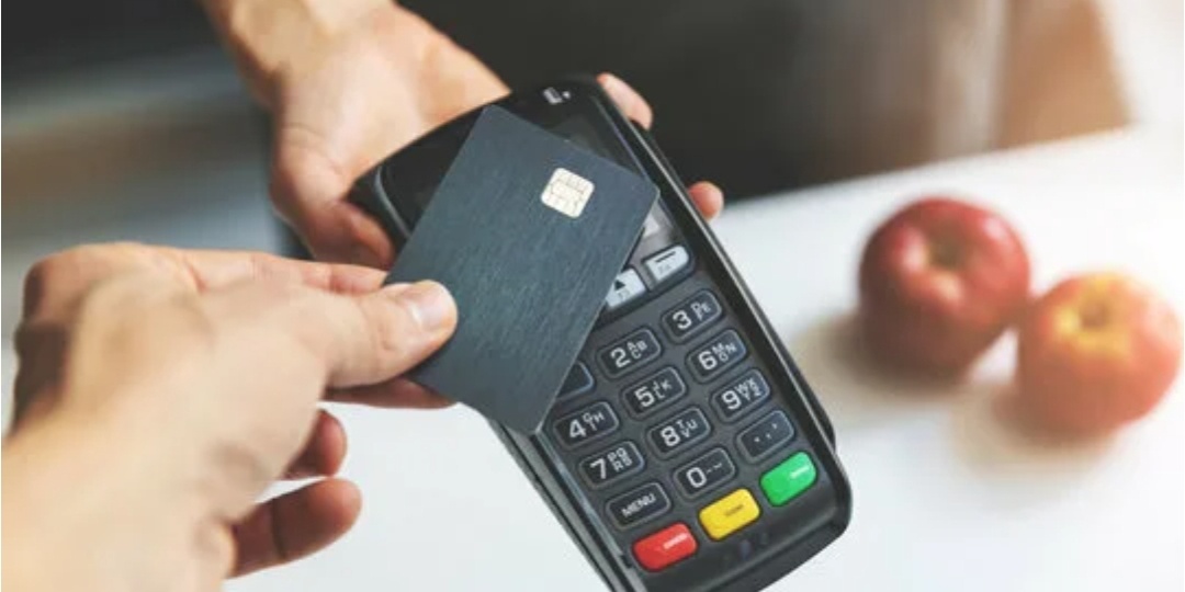 🧠 Магия пластика: почему терминал «гипнотизирует» наш мозг и мы тратим вдвое больше