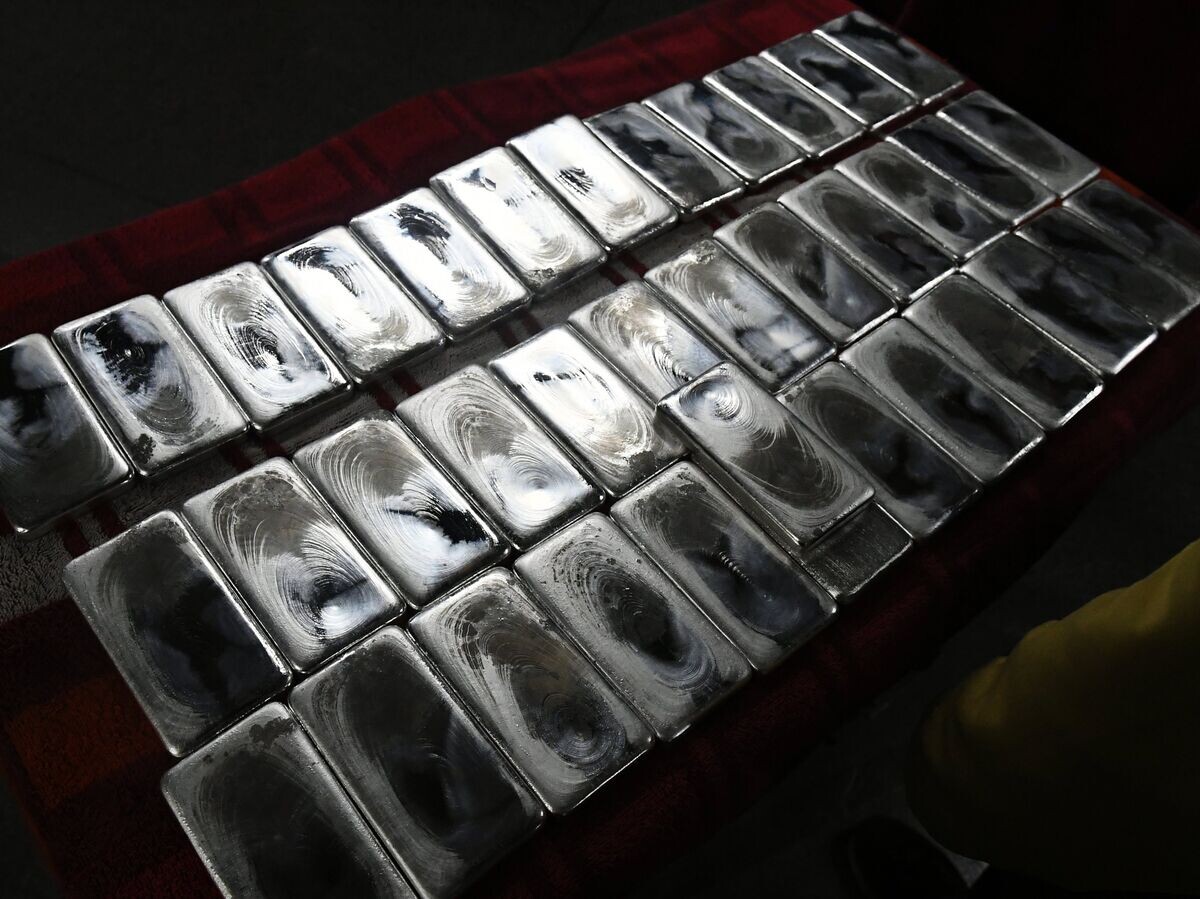    Свежевыплавленные мерные слитки серебра высшей пробы 99,99% чистоты© РИА Новости . Илья Наймушин