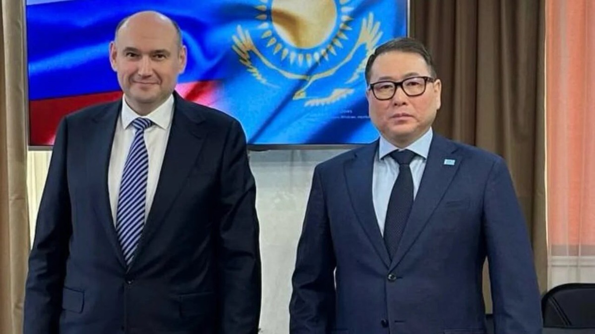     Губернатор Оренбуржья Евгений Солнцев с министром торговли и интеграции Казахстана Арманом Шаккалиевым.     
Фото: правительство Оренбургской области.