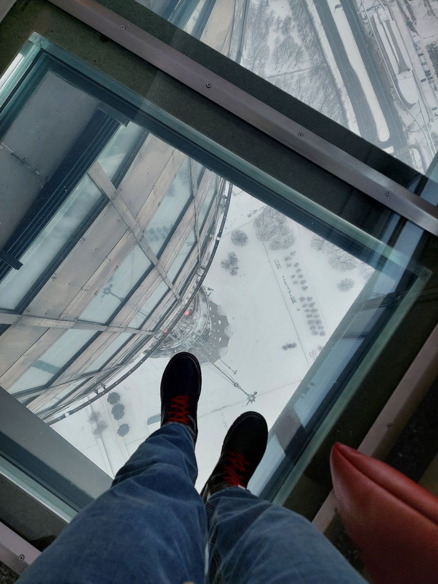 Когда смотришь вниз сквозь стеклянный пол – захватывает дух. Фото автора. →