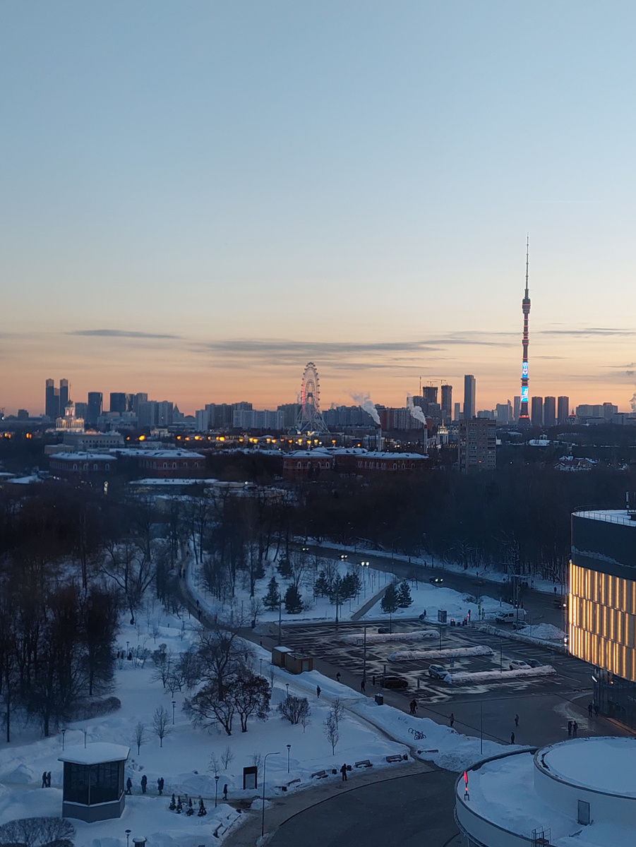 Район Останкино: колесо обозрения «Солнце Москвы» и Останкинская телебашня. Запомните это ясное небо. Фото автора.