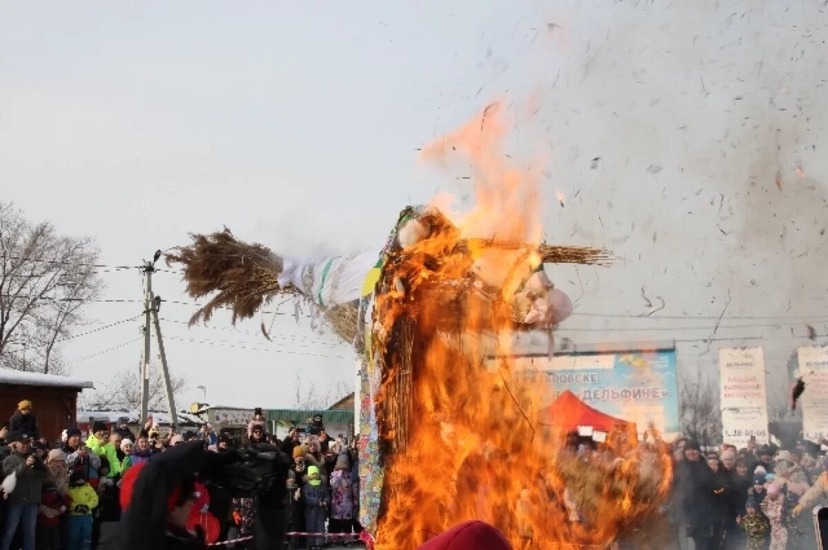    Призы на столбе, блины на столе — ярко и вкусно проводили зиму хабаровчане