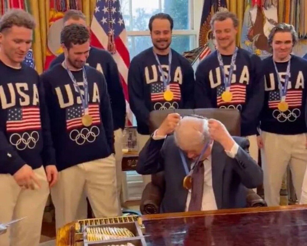    Трамп медаль ИО