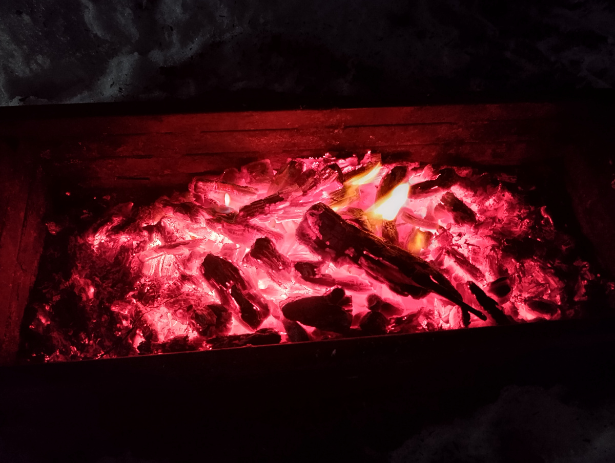 Очень яркие и жаркие угли получились...